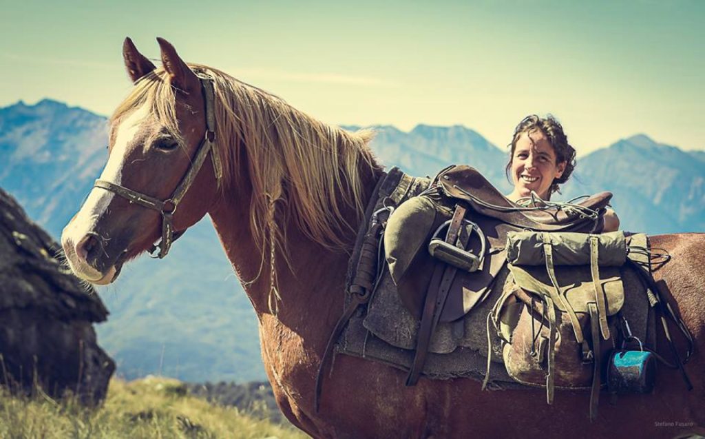 Монгол морьтой Итали аялагч Паола Жакомини