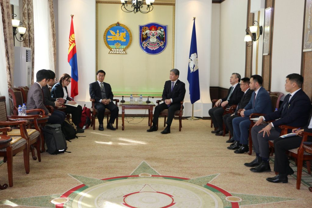 Нийслэлийн ИТХ-ын дарга Р.Дагва Япон улсын академич, Кобэгийн их сургуулийн эдийн засгийн тэнхимийн профессор Отсука Кейжирүг хүлээн авч уулзлаа