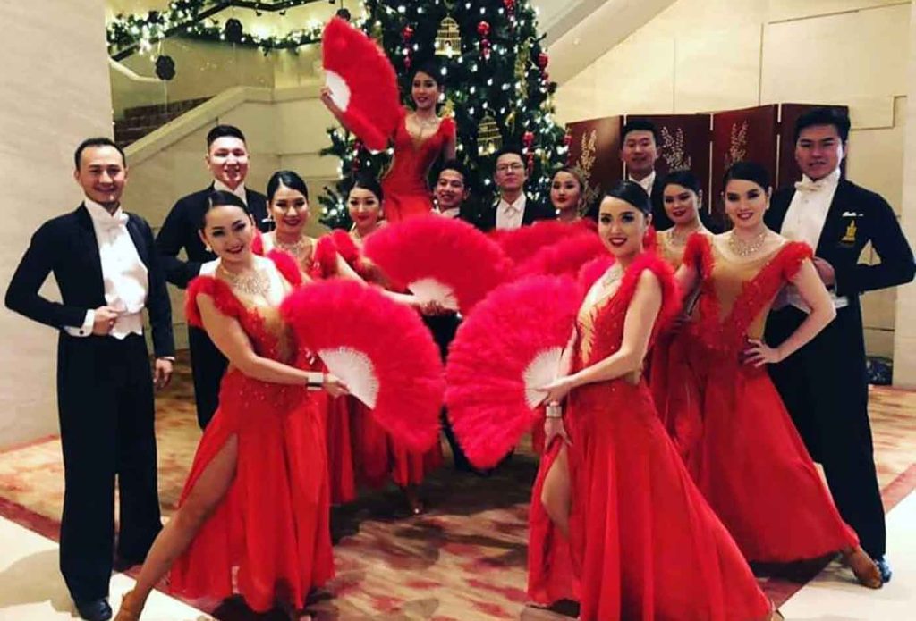 Б.Мөнх-Очир: 33 жилийн түүхтэй “Улаан сарнай” хамтлагтай 800 гаруй бүжигчин холбогддог