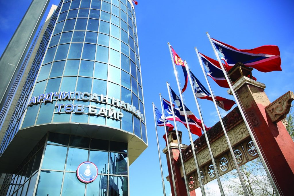 АРДЧИЛСАН НАМААС НЭР ДЭВШИХ ДЭНЧИНГИЙН МӨНГӨ 100 САЯ ТӨГРӨГ