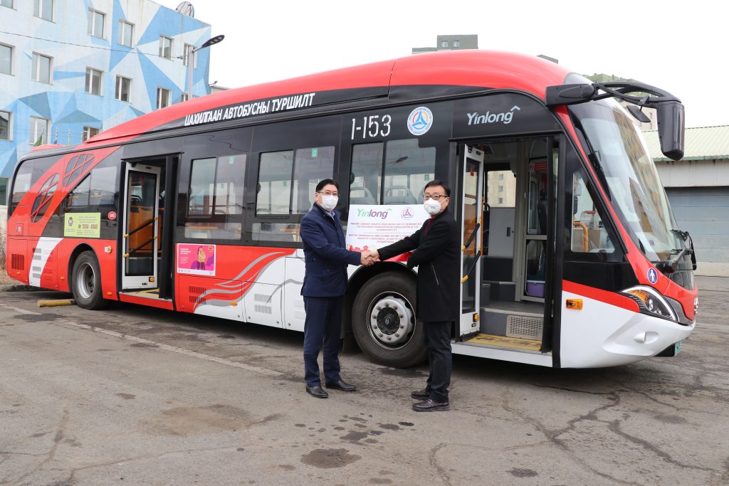 “Зорчигч тээврийн нэгтгэл” ОНӨААТҮГ-т 20 мянган амны хаалт, халуун хэмжигч багаж хандивлалаа