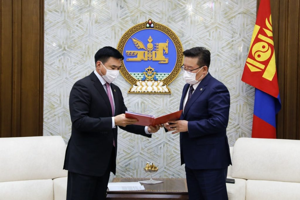 Чөлөөт бүсийн тухай хуульд нэмэлт, өөрчлөлт оруулах тухай хууль болон Тогтоол хүчингүй болсонд тооцох тухай тогтоолын төслийг УИХ-ын дарга Г.Занданшатарт өргөн барилаа