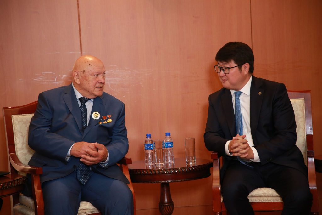 ЗХУ-ын хошой баатар, БНМАУ-ын баатар, сансрын нисгэгч В.А. Джанибековыг “Нийслэл Улаанбаатар хотын хүндэт иргэн”-ээр өргөмжиллөө