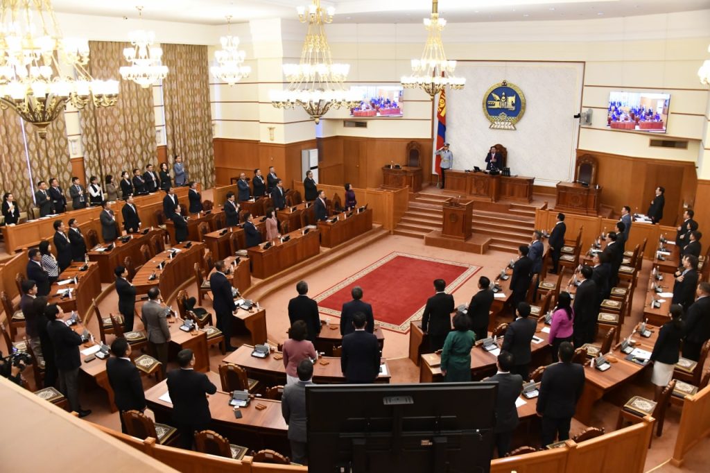 Өнгөн дээрээ давхар дээл өмссөн боловч Үндсэн хуулиа өгөөш болгоогүй нь үнэлж баршгүй үнэ цэн биз