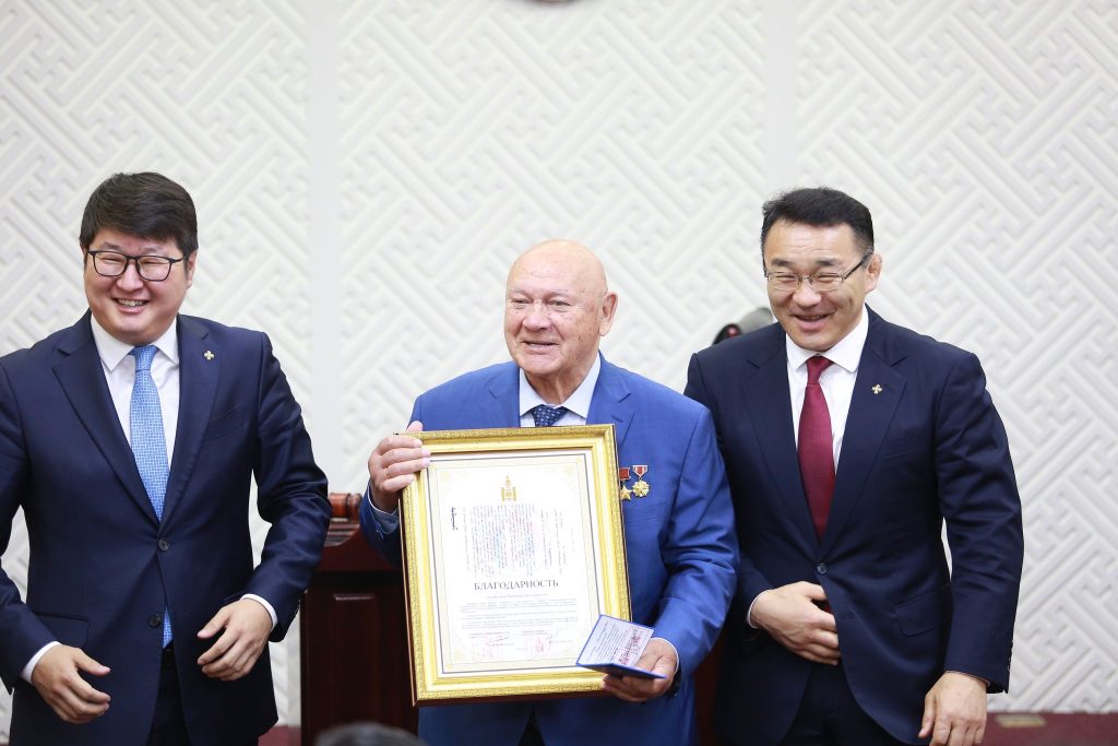 ЗХУ-ын хошой баатар, БНМАУ-ын баатар, сансрын нисгэгч В.А. Джанибековыг “Нийслэл Улаанбаатар хотын хүндэт иргэн”-ээр өргөмжиллөө