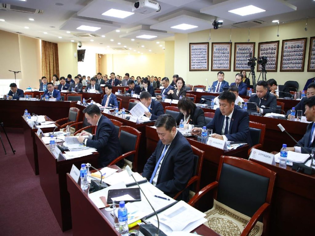 Төлөөлөгчид: Бүтээн байгуулалт, хөрөнгө оруулалтын төслүүдийг шахаж ажиллах шаардлагатай байна