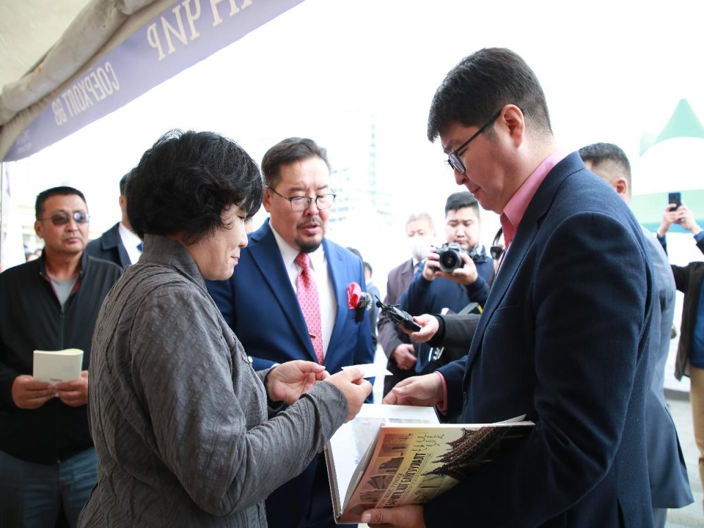 ИЛҮҮ ИХ УНШЪЯ:Үндэсний бичиг соёл, номын баяр нээлтээ хийлээ