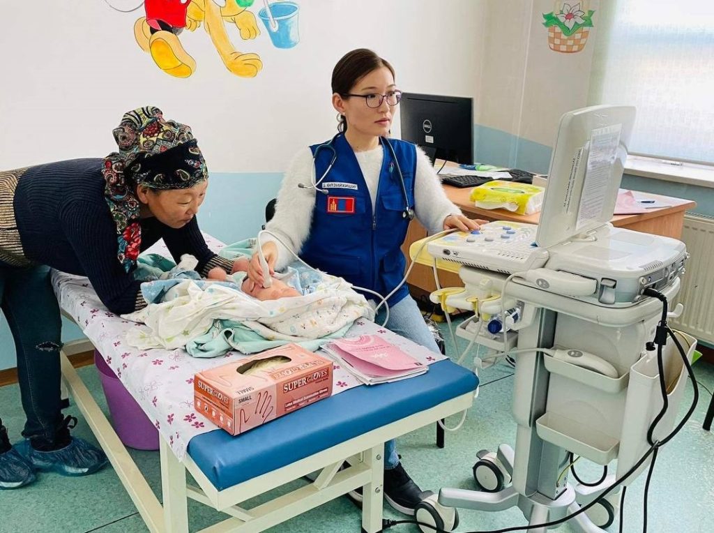 “Өргөө” амаржих газрын хамтарсан баг алслагдсан өрхүүдийн эх, нярайд үзлэг хийлээ