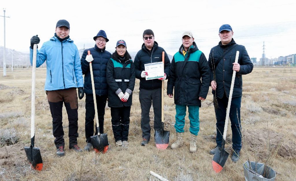 Нийслэлийн ИТХ-ын төлөөлөгчид шар хуайс мод тарилаа