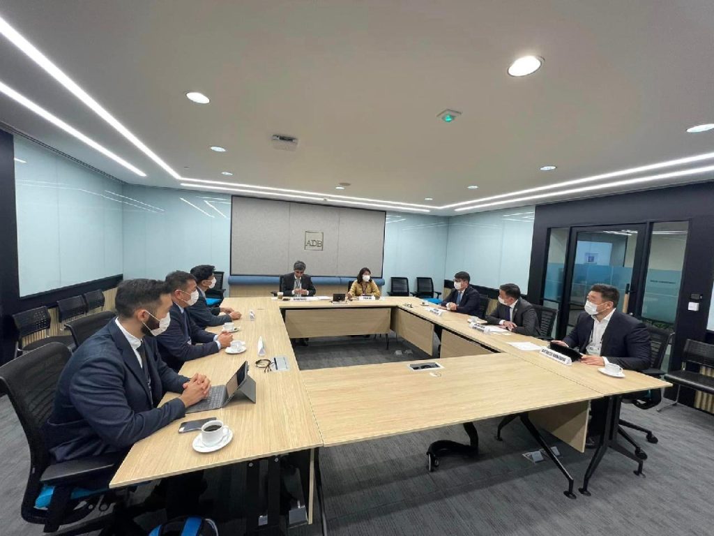 Нийслэлийн удирдлагууд Азийн Хөгжлийн Банкны төв байранд ажиллаж байна