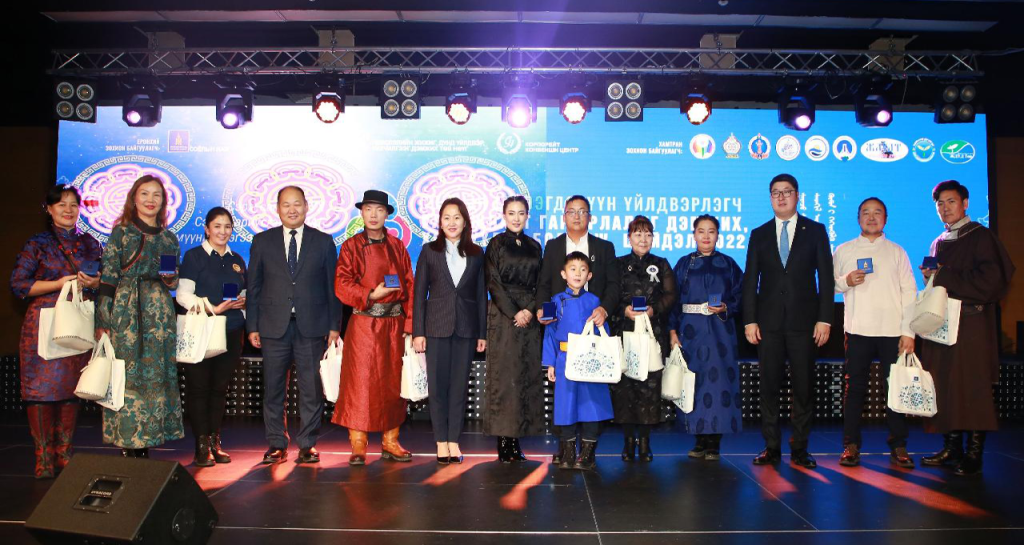 Гар урлаачдын шилдэг 100 бүтээлийг шалгарууллаа