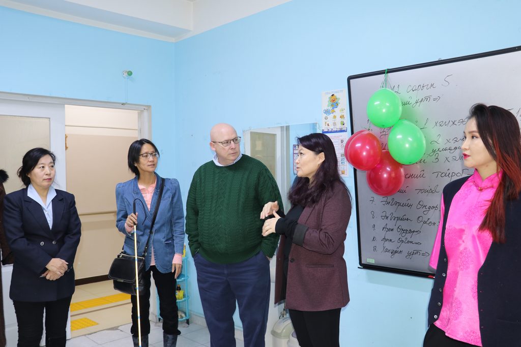 АНУ-ын Кэнэса мужийн Их сургуулийн Тэгш хамруулах сургалт ба бие хүний хөгжлийн сургуулийн Гүйцэтгэх захирал Итгэмжлэгдсэн нөхөн сэргээх зөвлөх дэд профессор Нийл Дачак зочиллоо