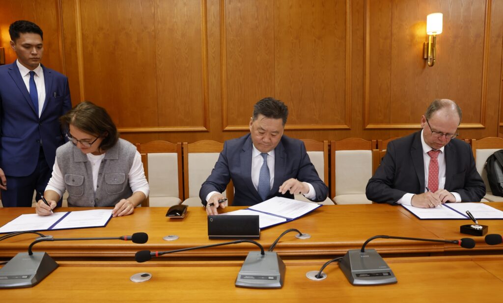 Алт цэвэршүүлэх үйлдвэртэй хамтран ажиллах санамж бичигт гарын үсэг зурлаа